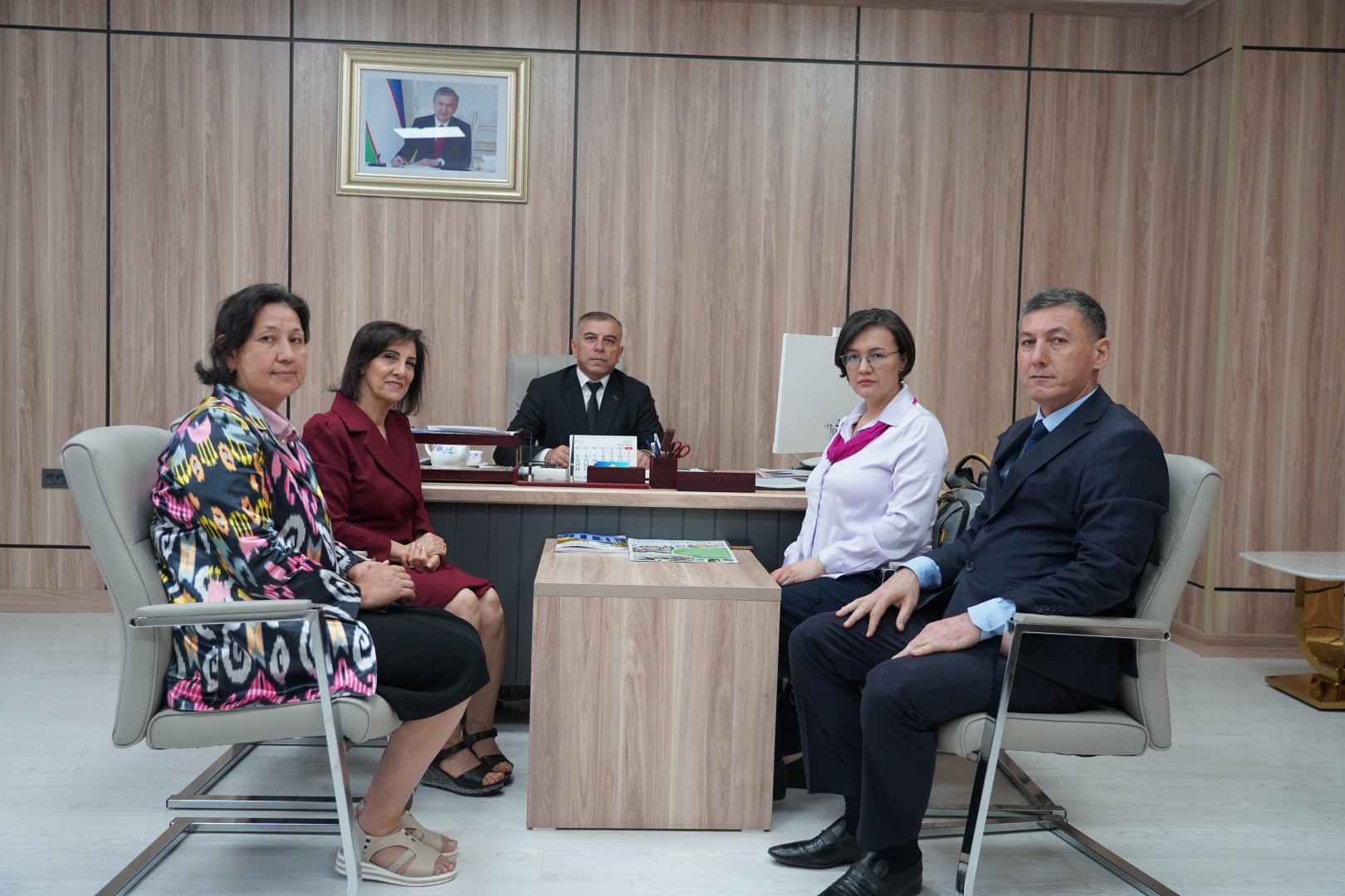 Turkiyalik professorlar talabalarga dars o‘tmoqda