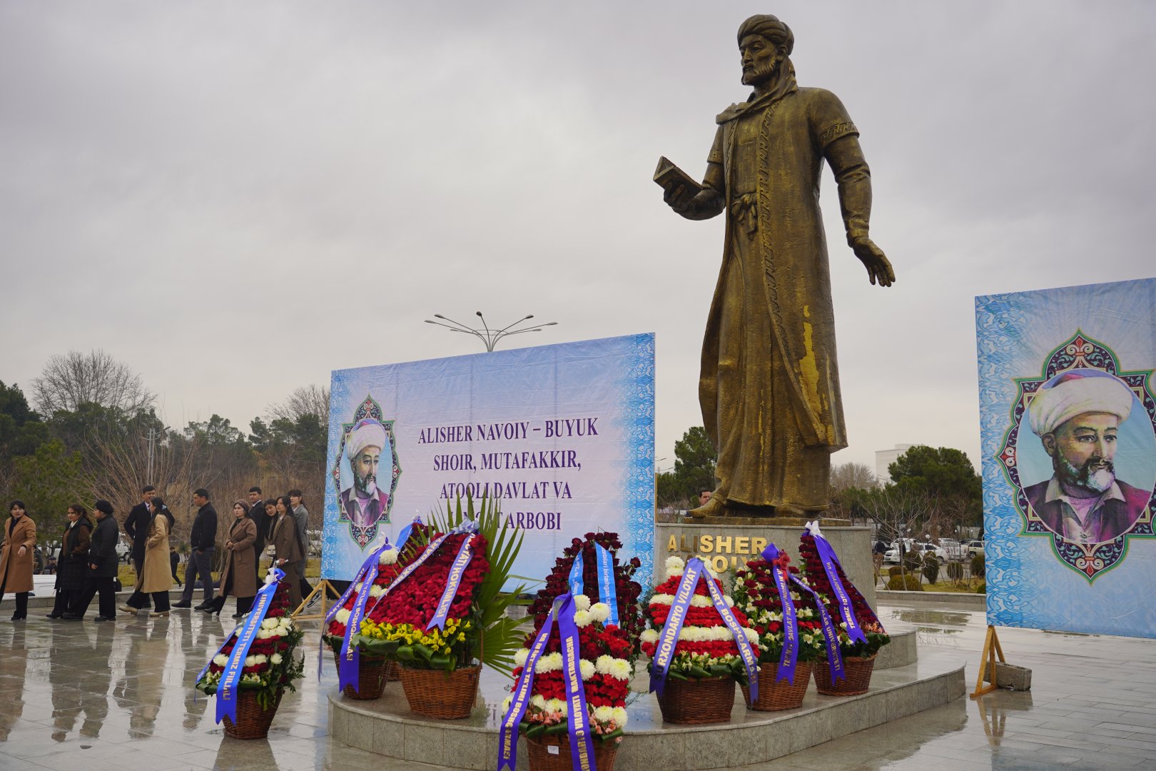 Alisher Navoiy haykali poyiga gulchambarlar qo’yildi