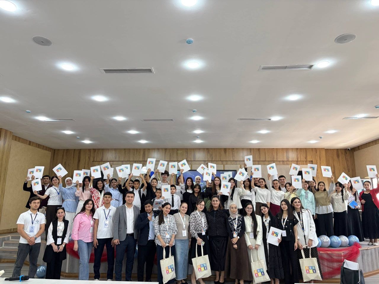 EDUHUB markazida taqdirlash marosimi